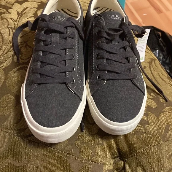Taos Footwear Women's Black/dk Gray Canvas Sneakers 8.5 NWT