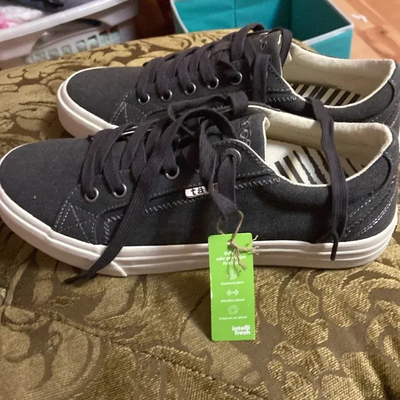 Taos Footwear Women's Black/dk Gray Canvas Sneakers 8.5 NWT
