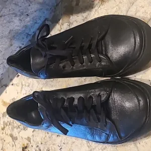 Thorogood Men's black full grain leather: work or athletic shoe. (#1274).