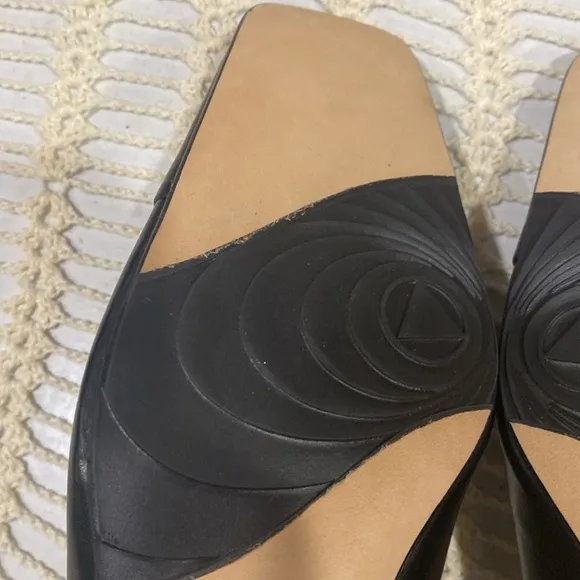 Timothy Hitsman Black Leather Shoes With Gold Accents Awesome Heels Size 9M.
