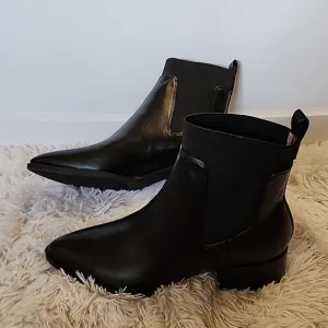 TOMMY HILFIGER POINTED TOE BLACK LEATHER HEEL BOOTS WOMAN'S  9.5 SEXY.