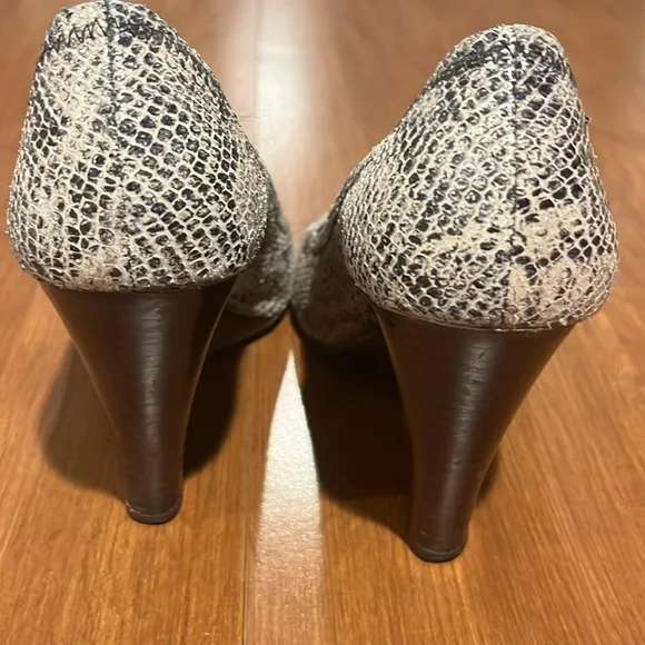 Tory Burch Snake Skin Wedge Shoes Size 8.