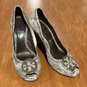 Tory Burch Snake Skin Wedge Shoes Size 8.