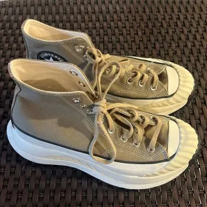 Unisex Chuck Taylor converse all star high top shoes women’s 9.5 men’s 8