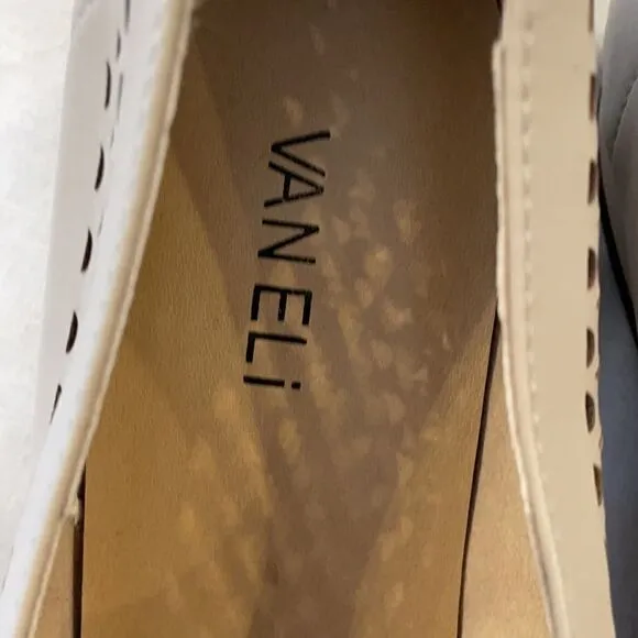 VANELI ECRU FLATS.  NEW.  STYLE IS FABRA