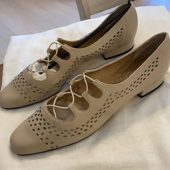 VANELI ECRU FLATS.  NEW.  STYLE IS FABRA