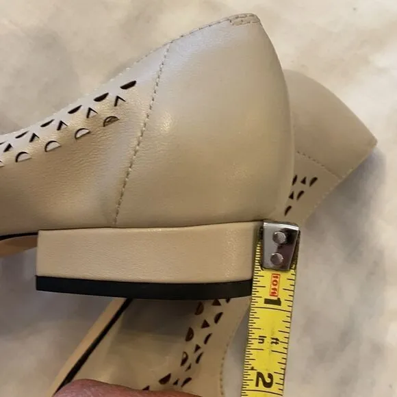 VANELI ECRU FLATS.  NEW.  STYLE IS FABRA