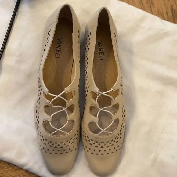 VANELI ECRU FLATS.  NEW.  STYLE IS FABRA