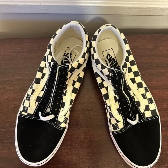 Vans Men's Black and Cream Old Skool Checkerboard Shoe size 9, new