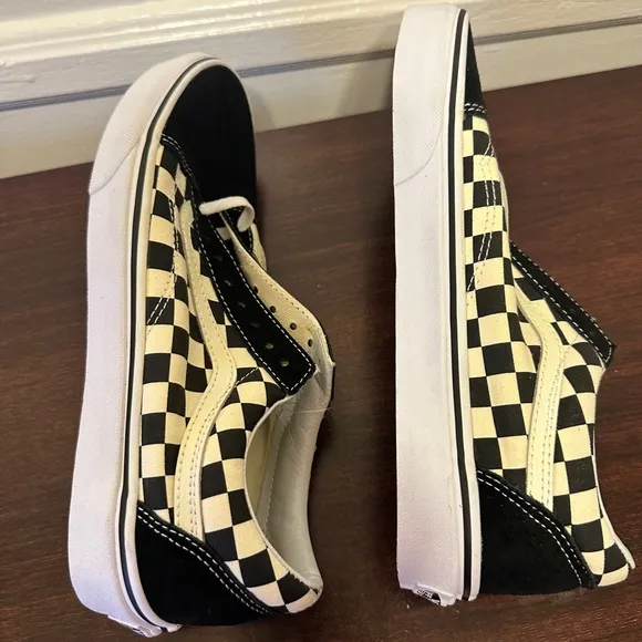 Vans Men's Black and Cream Old Skool Checkerboard Shoe size 9, new