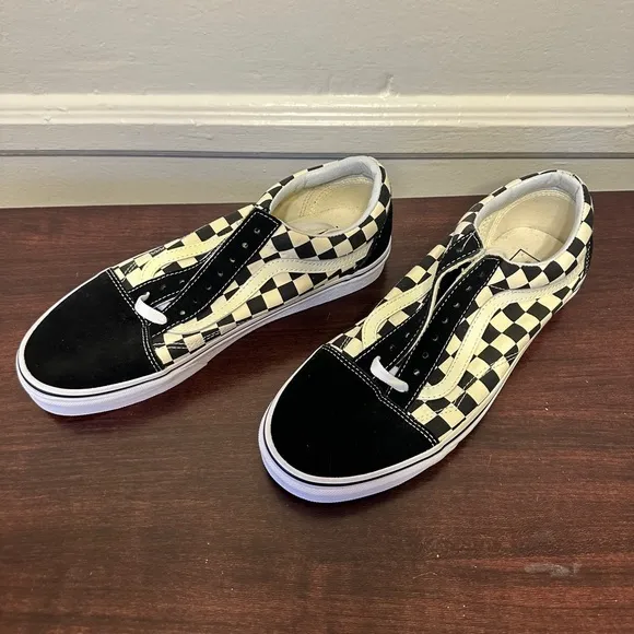 Vans Men's Black and Cream Old Skool Checkerboard Shoe size 9, new