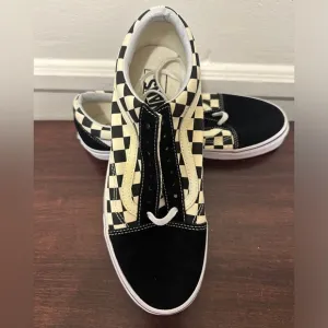 Vans Men's Black and Cream Old Skool Checkerboard Shoe size 9, new