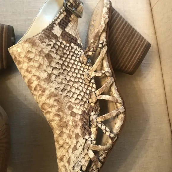 Vince Camuto Peep Toe Shoes Sz 8.5 NWOB