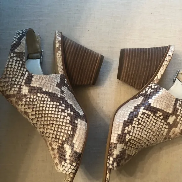 Vince Camuto Peep Toe Shoes Sz 8.5 NWOB
