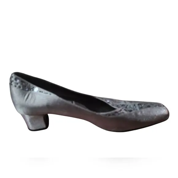 Vintage J. Renee Women's Silver Fabric and Beaded Classic Kitten Heel Pump 9M