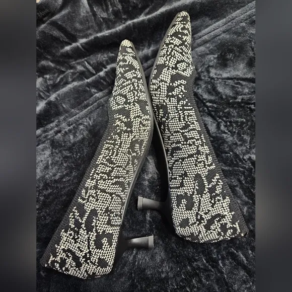 Vivaia Scarlett Pointed Toe Kitten Heels in Black White Lace Print Size 9 EU 40
