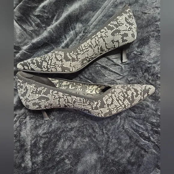 Vivaia Scarlett Pointed Toe Kitten Heels in Black White Lace Print Size 9 EU 40