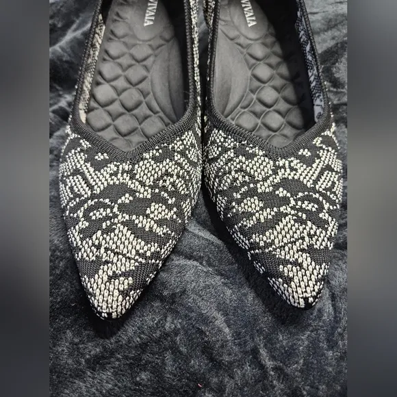 Vivaia Scarlett Pointed Toe Kitten Heels in Black White Lace Print Size 9 EU 40