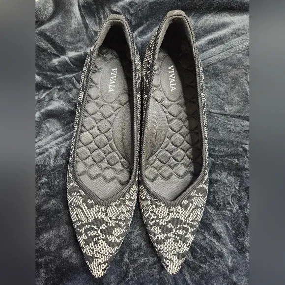Vivaia Scarlett Pointed Toe Kitten Heels in Black White Lace Print Size 9 EU 40