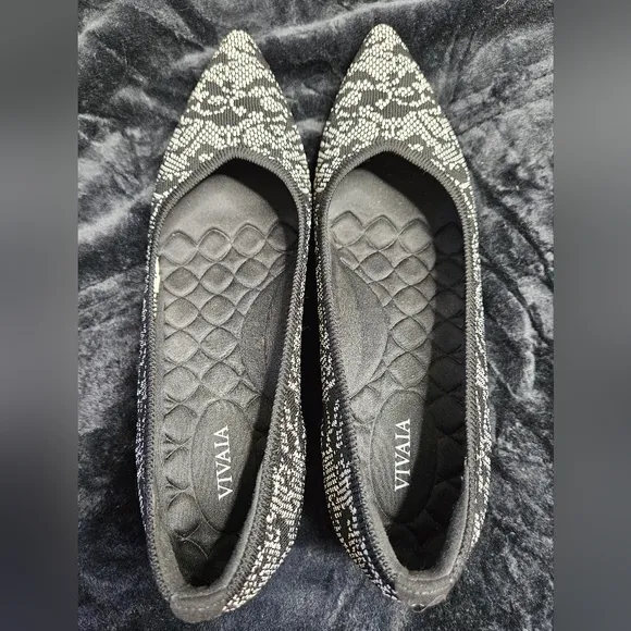 Vivaia Scarlett Pointed Toe Kitten Heels in Black White Lace Print Size 9 EU 40