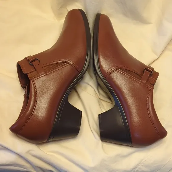Womens Clarks Elegant Brown Heeled Shoes Size 9.5